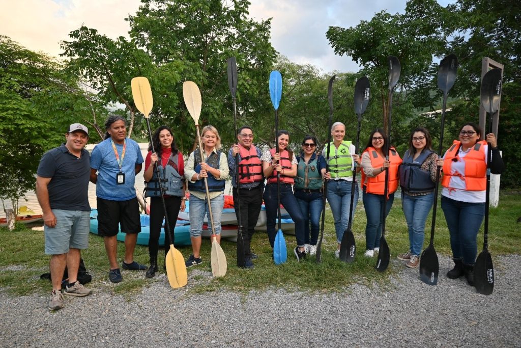 Actividad de kayak en la Presa de Jalpan de Serra.