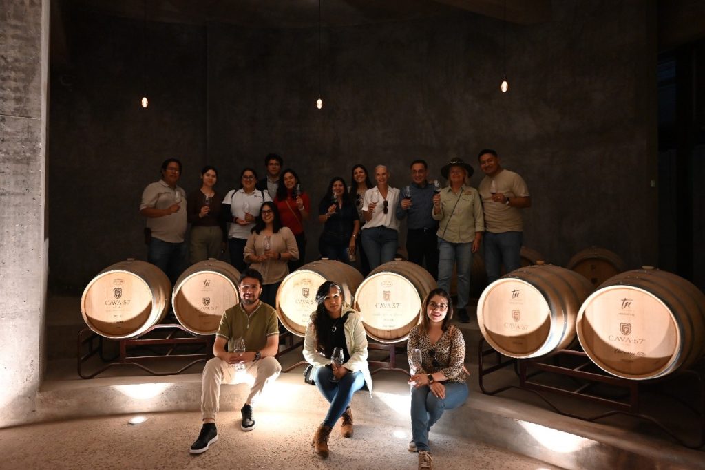 Socios CONEXSTUR visitaron Cava 57 previo a su recorrido por la Sierra Gorda.