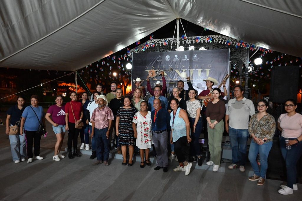 Clases de Huapango en la plaza central de Jalpan de Serra, Querétaro.