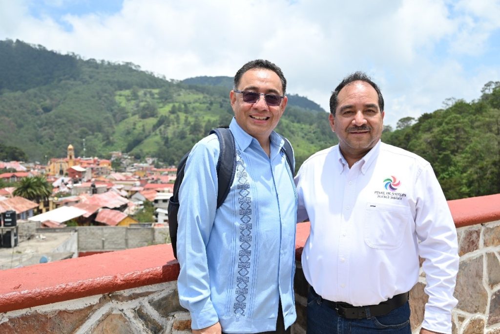 Víctor Enríquez, Presidente de CONEXSTUR y Lorenzo Pérez, Director de Turismo de Pinal de Amoles.