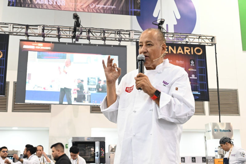Ponencia magistral del Chef Jorge Orozco durante ABASTUR 2024.