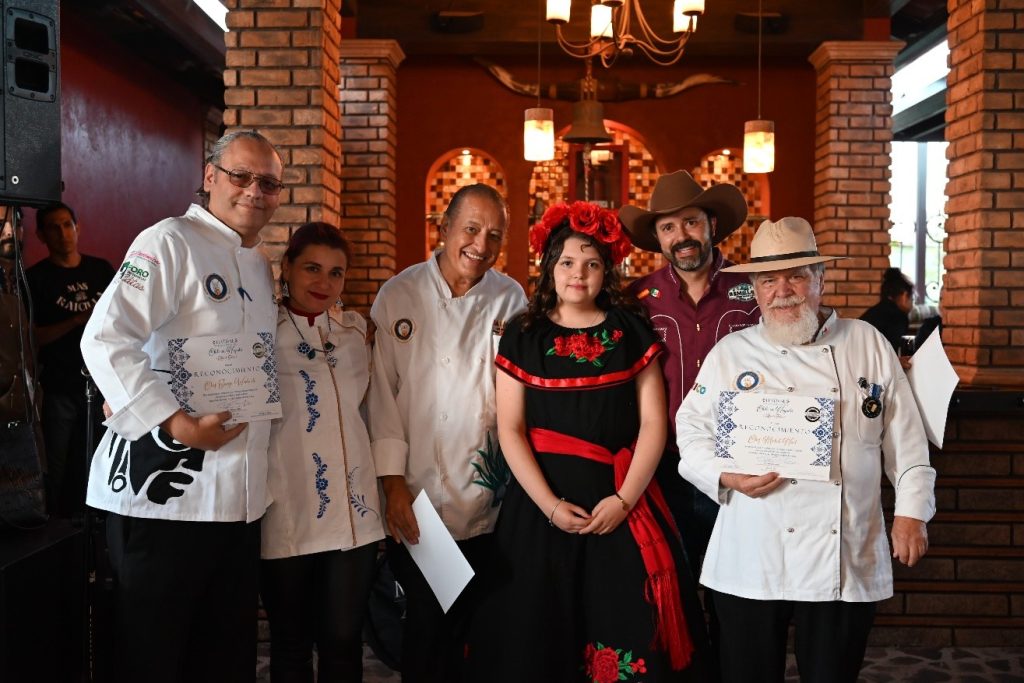 Comida en homenaje al "Rey de todos los Chiles", el Chile en Nogada en Arandas