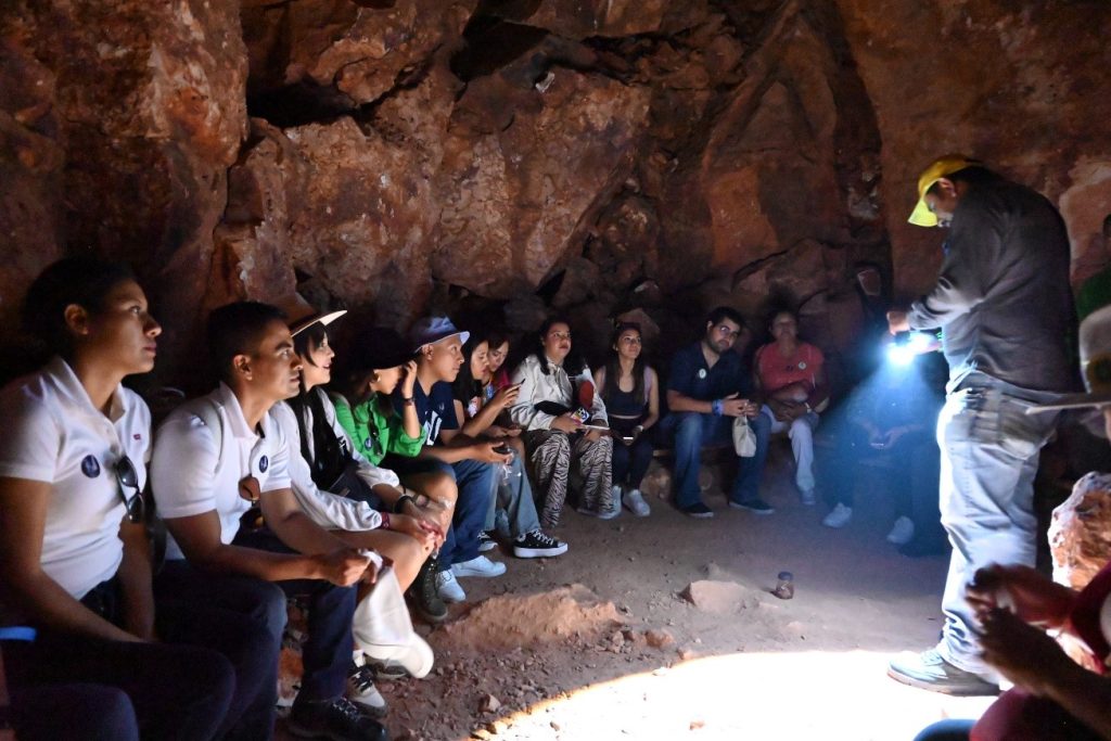 Charla en la Mina “El Redentor” de cómo se lleva a cabo la extracción del Ópalo.