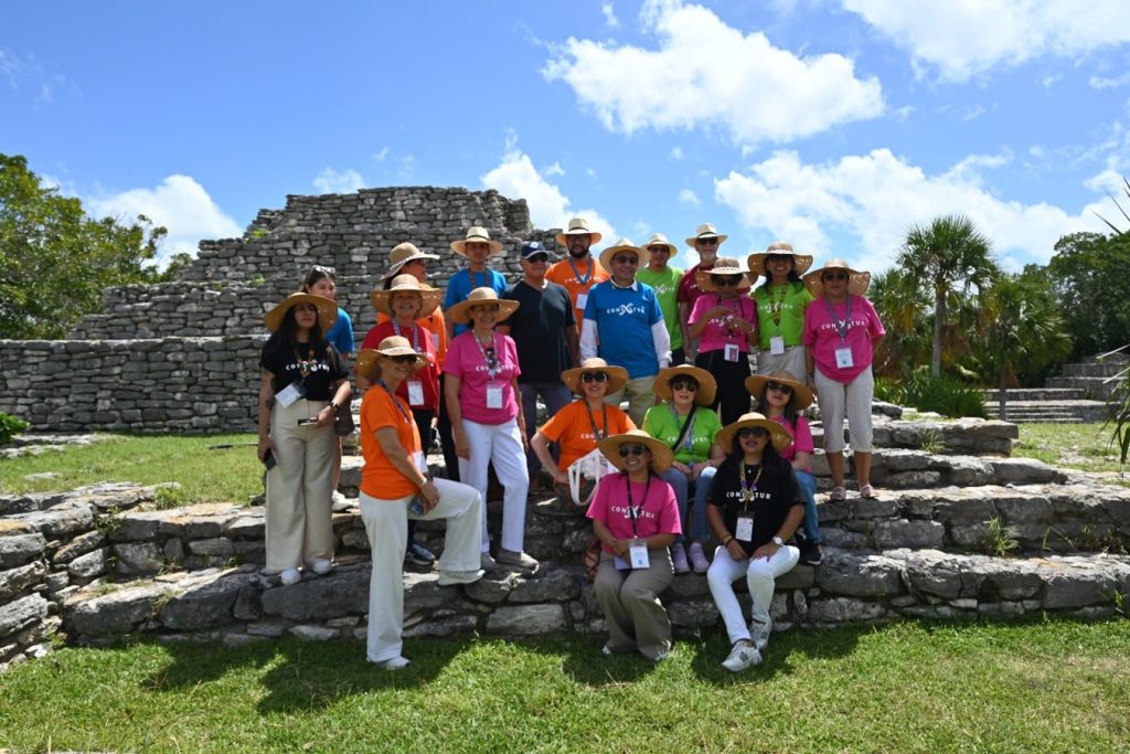 Socios CONEXSTUR durante la visita la zona arqueológica de Xcambó.