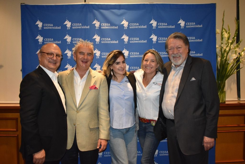 Rafael Guerrero, Victoriano Aja, Salvador Maiz y representantes del Mezcal 07-12 VIVE.