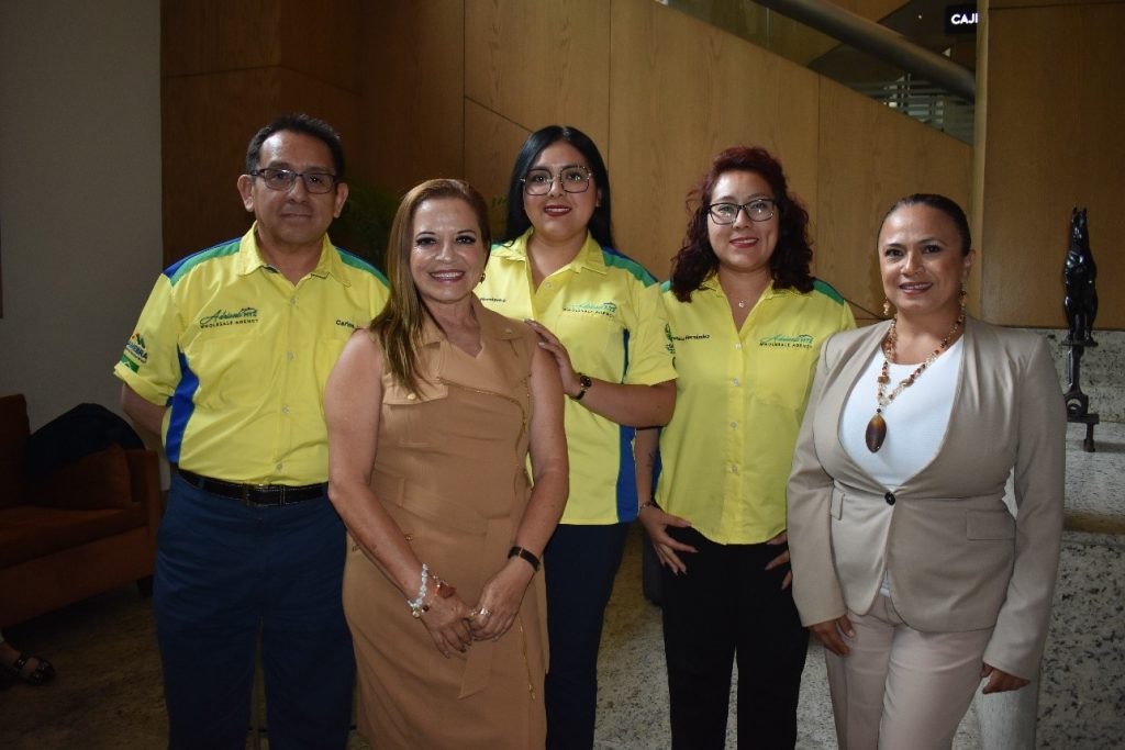 Equipo de ventas de "Adriana MTZ Wholesale Agency" en la Ciudad de México.