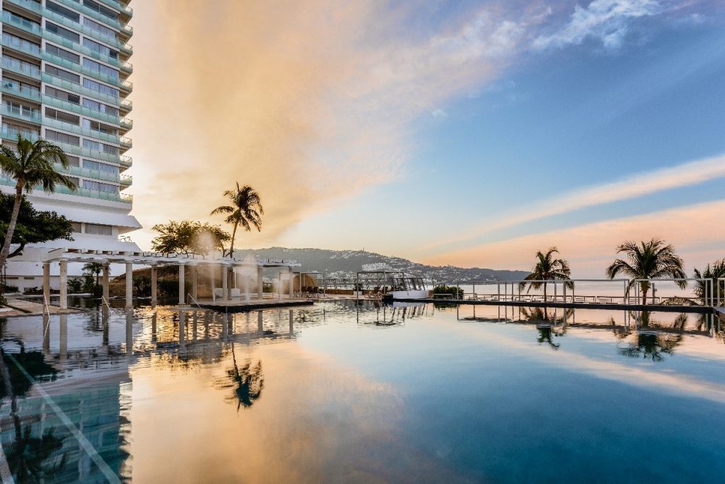 Alberca principal para relajarse en Fiesta Americana Acapulco Villas.