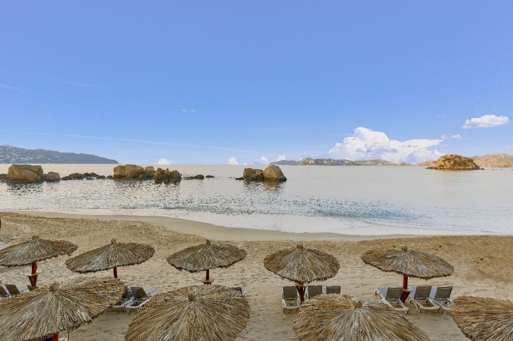 Camastros con vista privilegiada a la bahía de Acapulco.