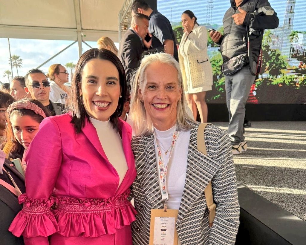 Josefina Rodríguez Zamora y Brigit Grund en el Tianguis Turístico 2025.