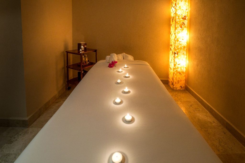 Los tratamientos del spa Health Club incluyen masajes y terapias faciales insignia, ideales para tu relajación.