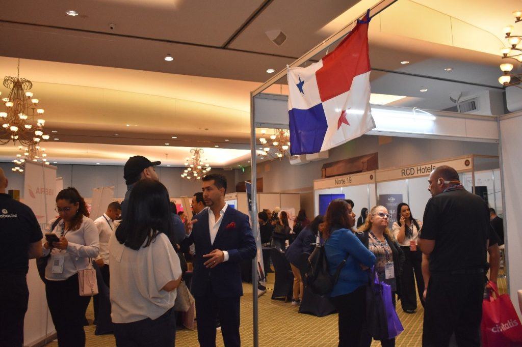 Cesáreo Aponte, CEO de Grupo Azabache en el stand de Visit Panamá.