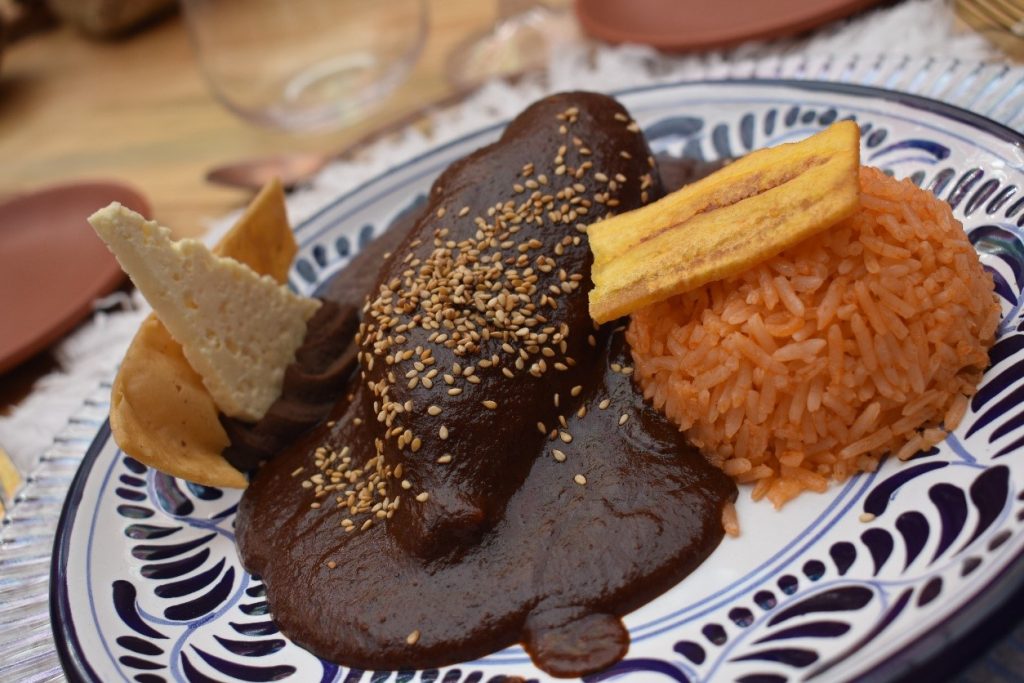 Comida en homenaje al mole poblano en el Ex Convento de Santa Rosa.