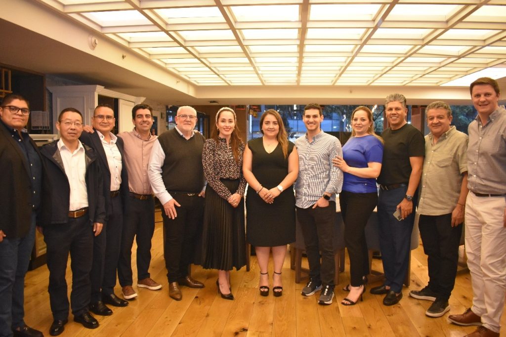 Comida de negocios entre socios de la Alianza Nacional de Transportadoras Turísticas (ANTT) y la empresa Comil.