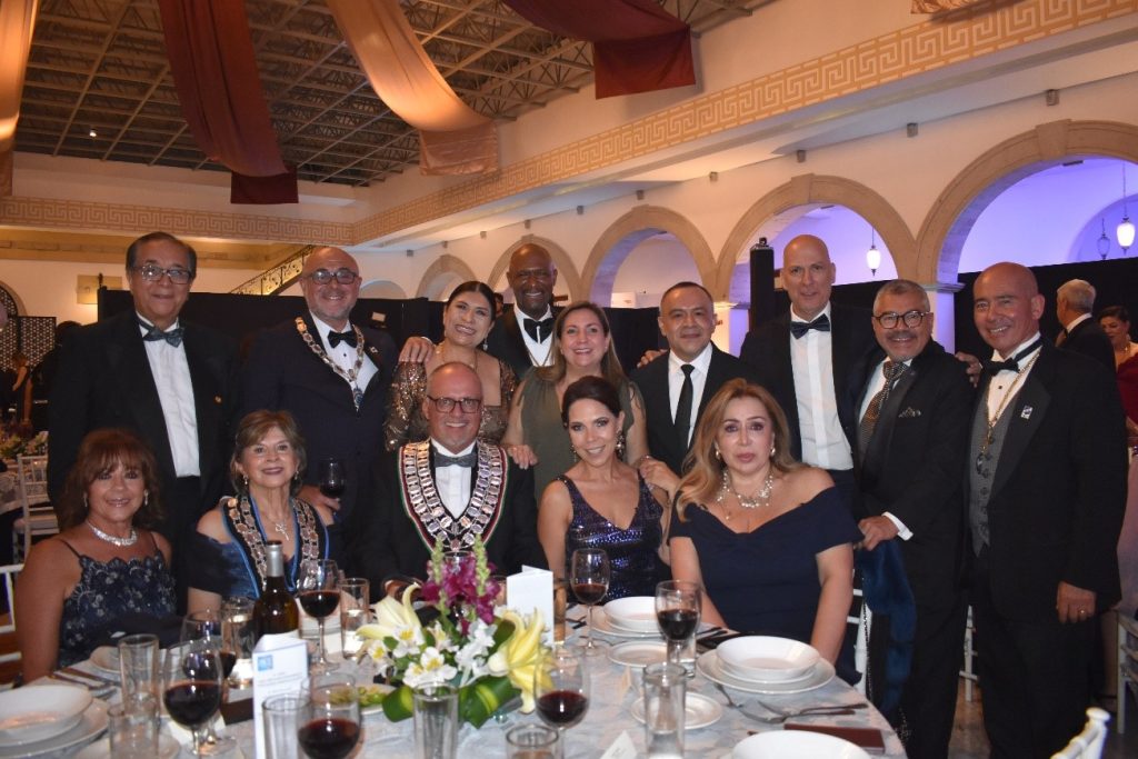 Cena de gala por el 75 aniversario del Club Skål CDMX en Campo Marte.