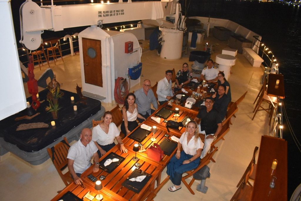 Cena de hermanamiento del Club Skål Cozumel y el Club Skål Acapulco a bordo del Beauport.