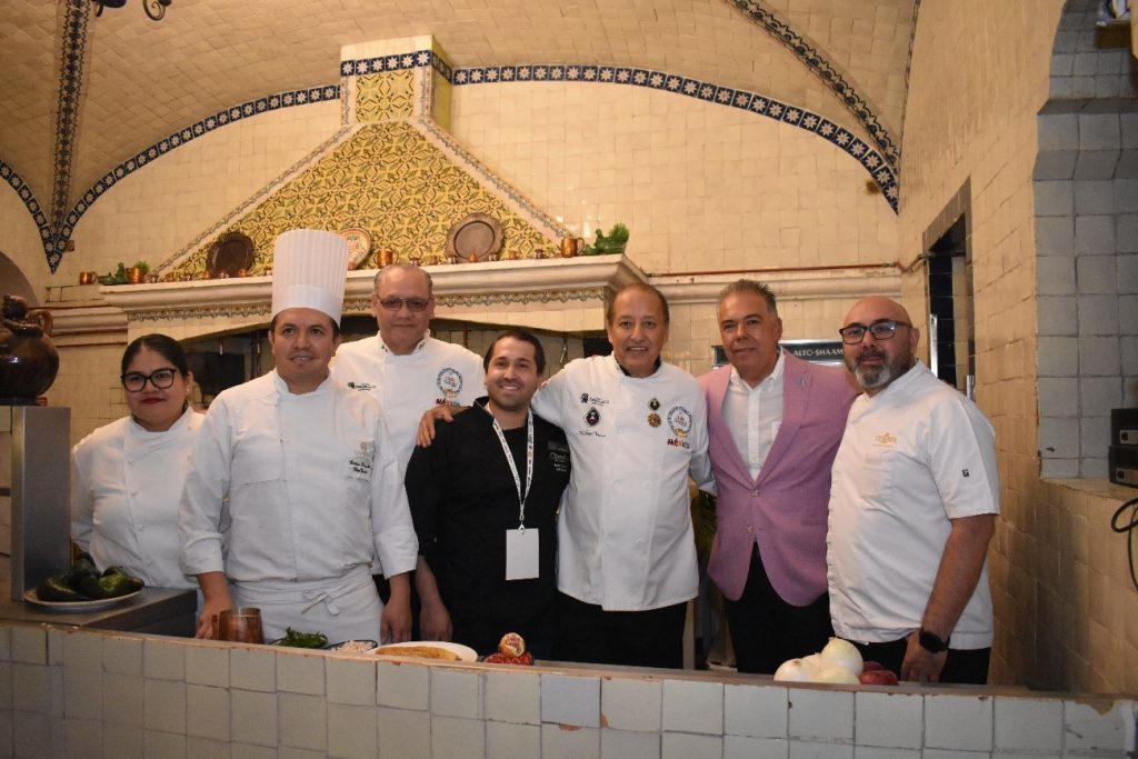 Chefs participantes en comida del chile en nogada en el hotel Quinta Real Puebla.