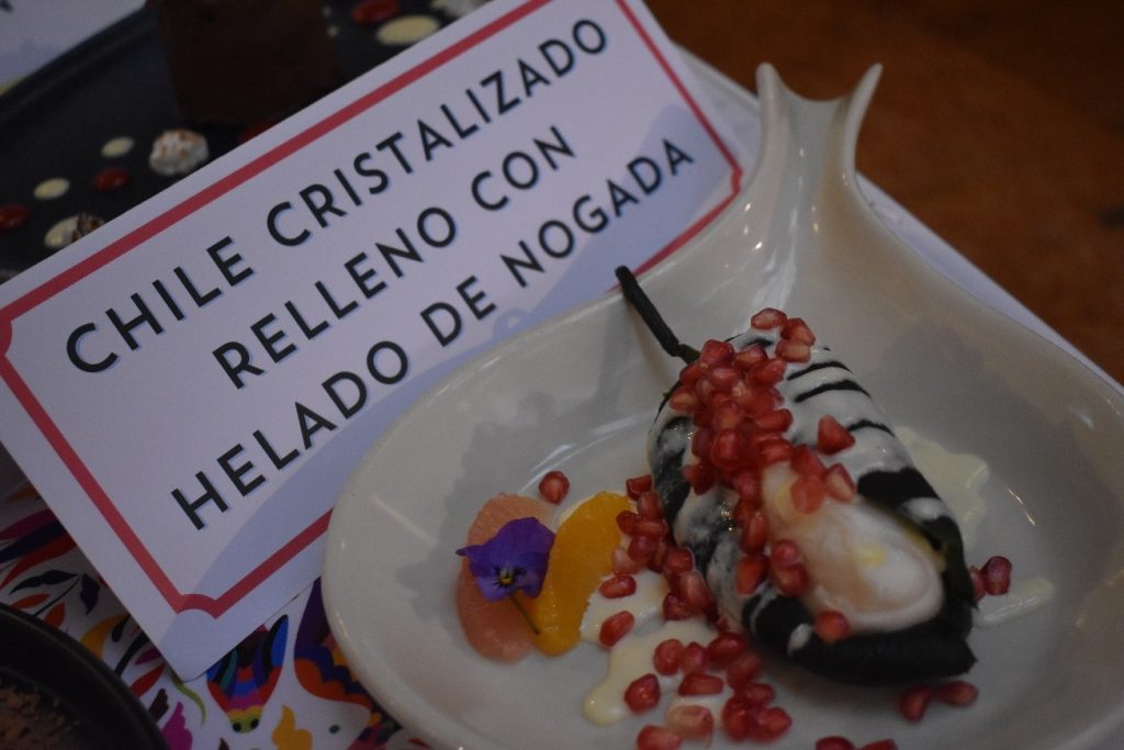 Chile cristalizado relleno con helado de nogada en la Hacienda de los Morales.
