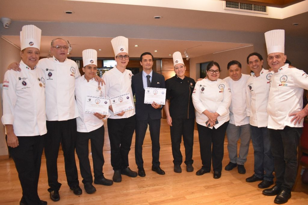 2ª Cena en Homenaje al Rey de todos los Chiles: el Chile en Nogada en Club France.