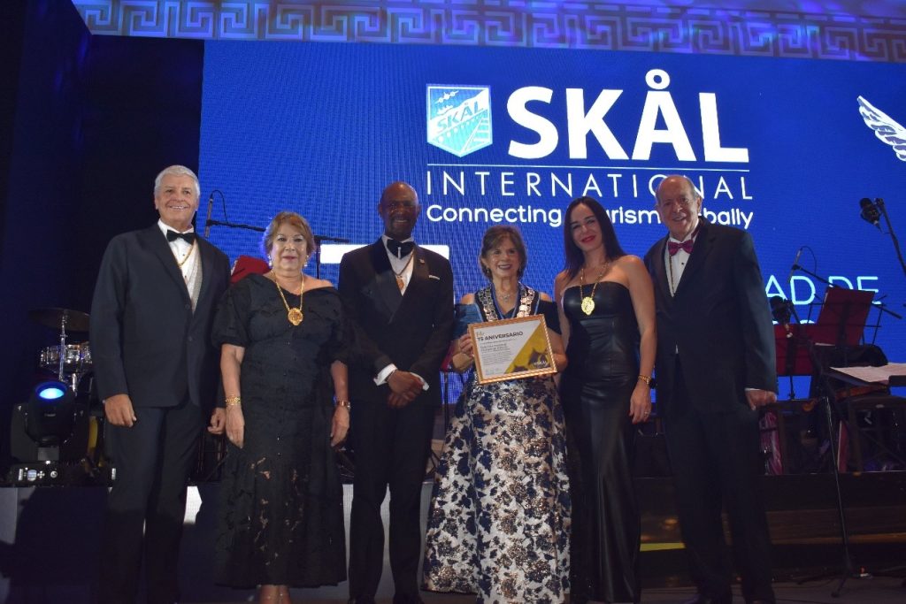 Reconocimiento al Club Skål CDMX por su 75 aniversario por Past Presidents Skål International y Andrés Hayes, Presidente electo mundial 2026.