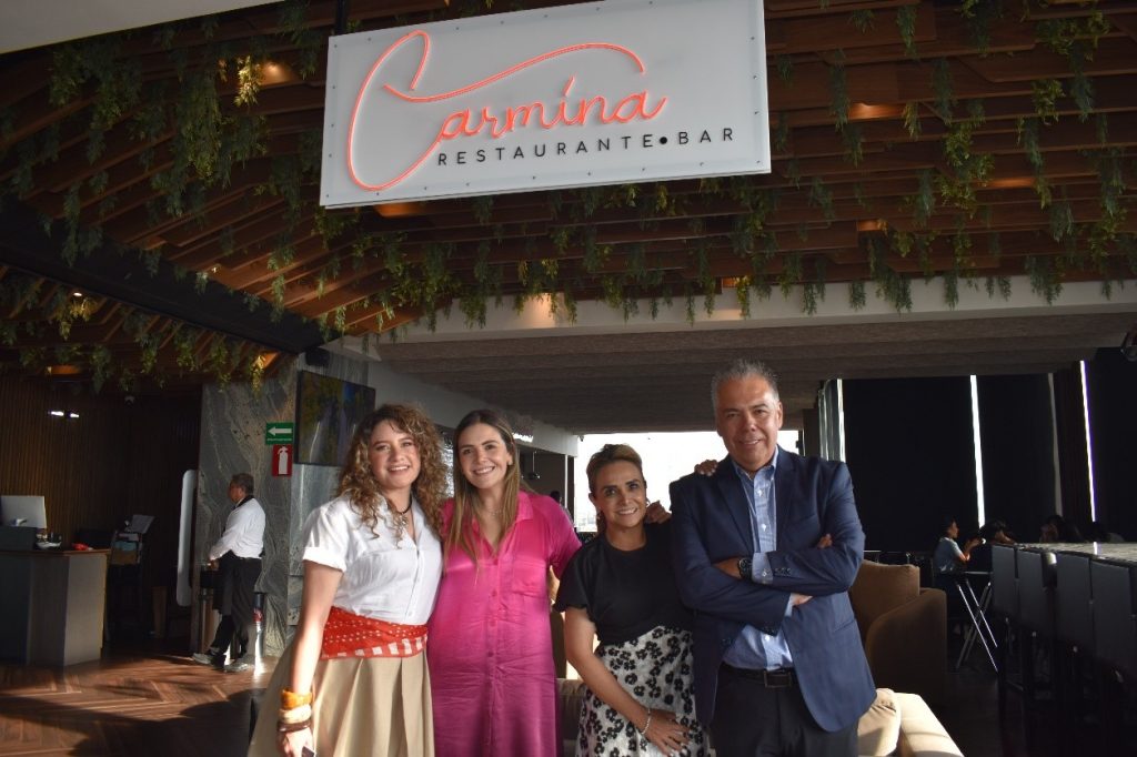 Familia Alarcón, anfitriones de Carmina Restaurante-Bar del hotel Radisson Puebla Angelópolis.