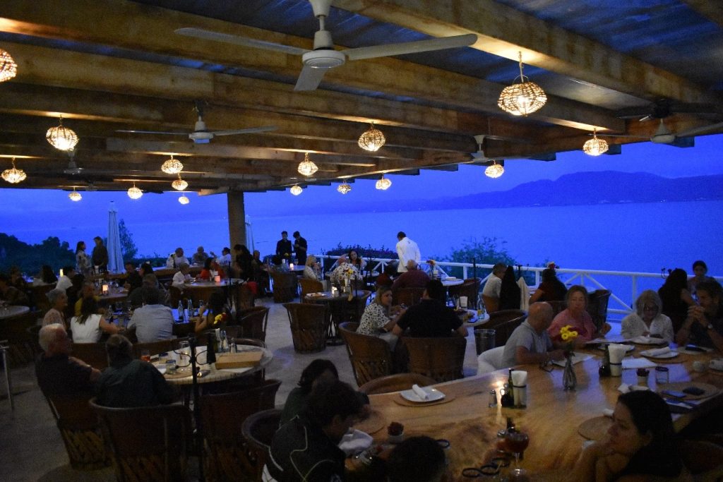 Restaurante LAVITABELLA con vista panorámica al Lago de Chapala, Jalisco.