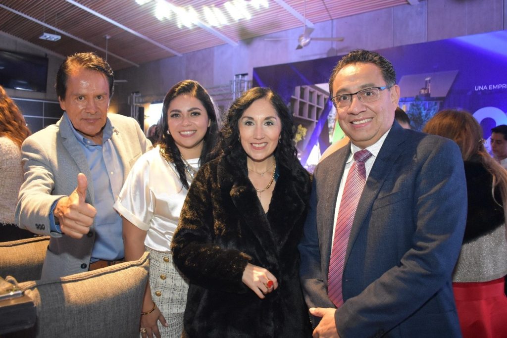 Juan Enríquez, Mariana Pérez, Grace Cortes y Víctor Enríquez Guerrero.