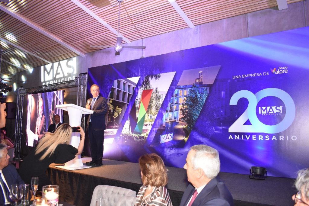 Reynaldo Islas, CEO y Fundador de MAS Servicios realizó el brindis oficial del 20 Aniversario.