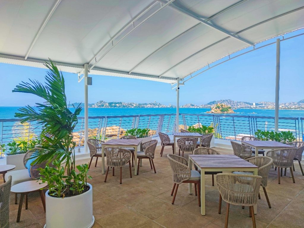 Terraza de El Mexicano en Fiesta Americana Acapulco Villas con vista a la bahía.