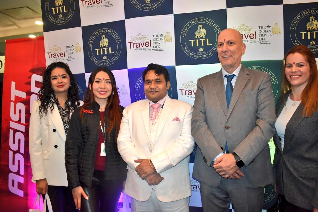 Vinay Kumar Sharma acompañado de Carlos Bricka y ejecutivos de Assist Card.