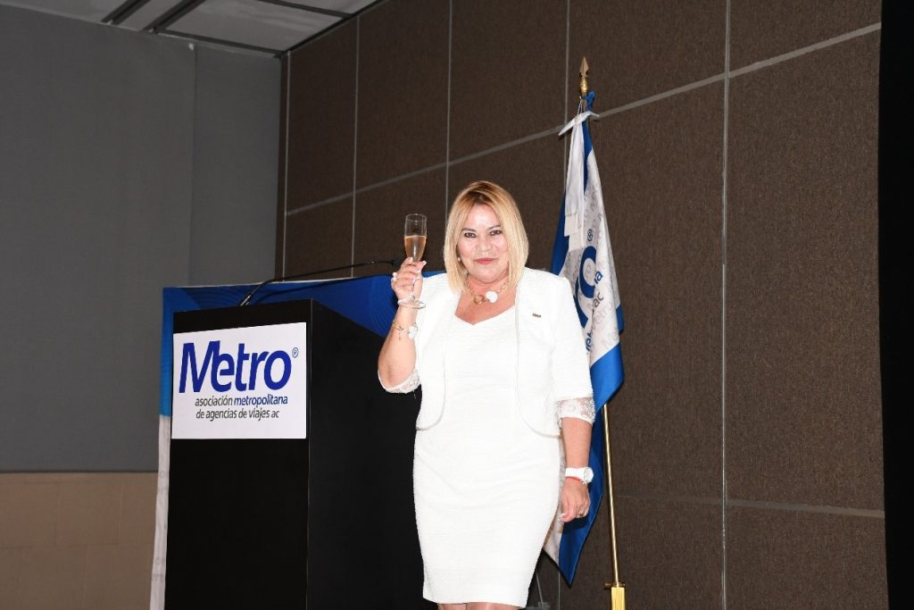 La Presidenta Alicia Mejía presidió el brindis por el 32 aniversario de La Metro.