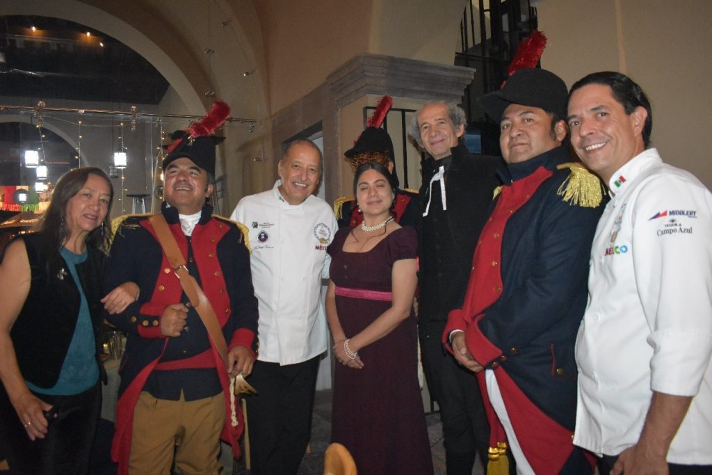 Cena en honor al Chile en Nogada inspirada en pasajes de la Independencia.