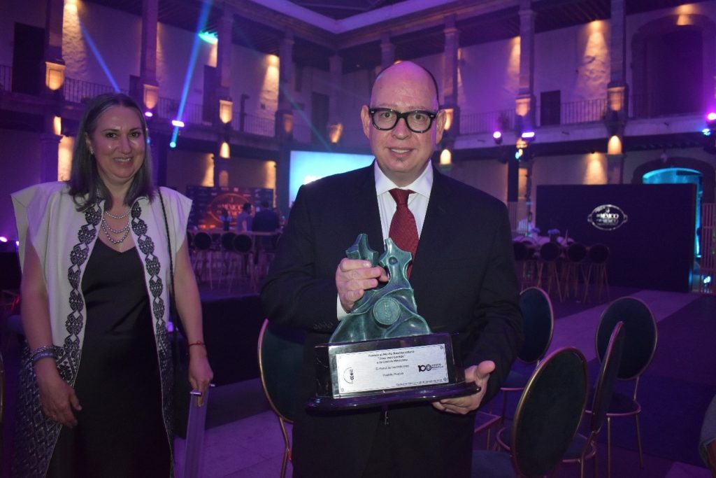 Premio al Mérito Restaurantero “José Inés Loredo” a la Cocina Mexicana al Mural de los Poblanos.