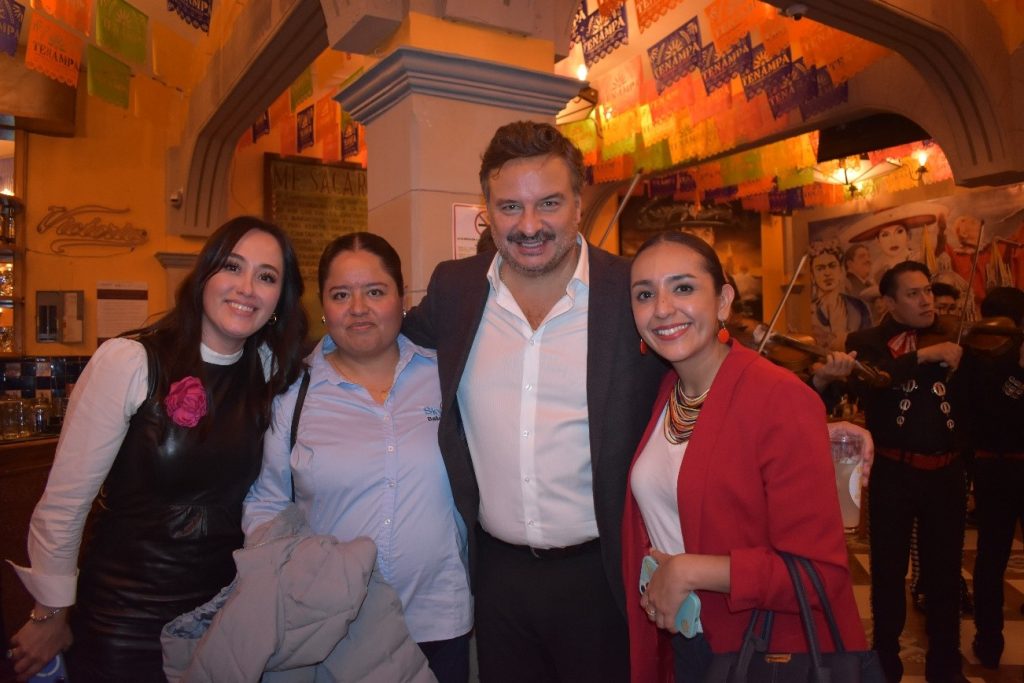 Verónica Aguilera y Manuel de Alba acompañados de aliados de Capital Bus.