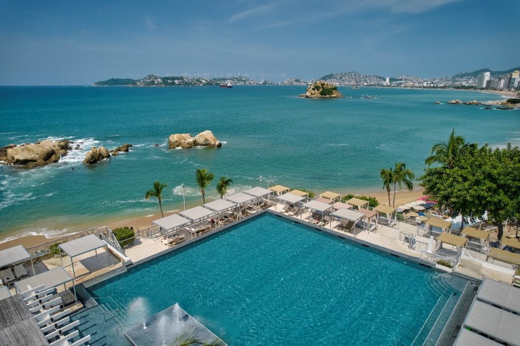Alberca principal de Fiesta Americana Acapulco Villas.