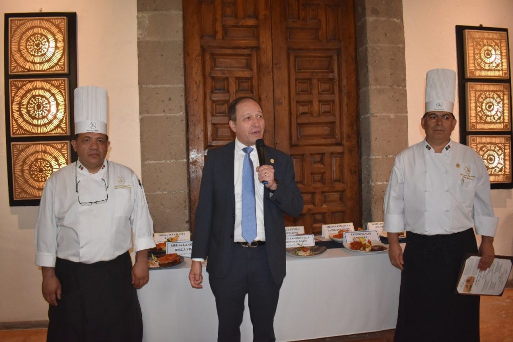 Chef Raúl Mendiola, Armando Palacios y el Chef Benigno Fernández.