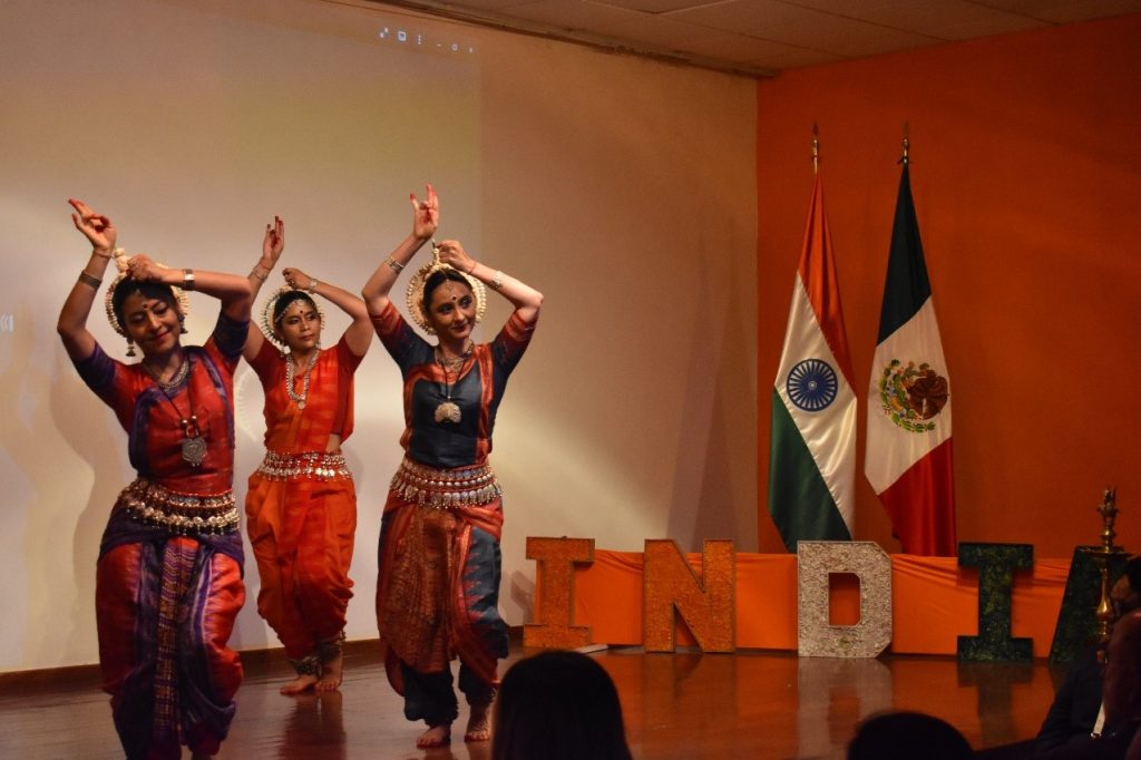 Muestra y espectáculo de danza en la Embajada de la India en México.