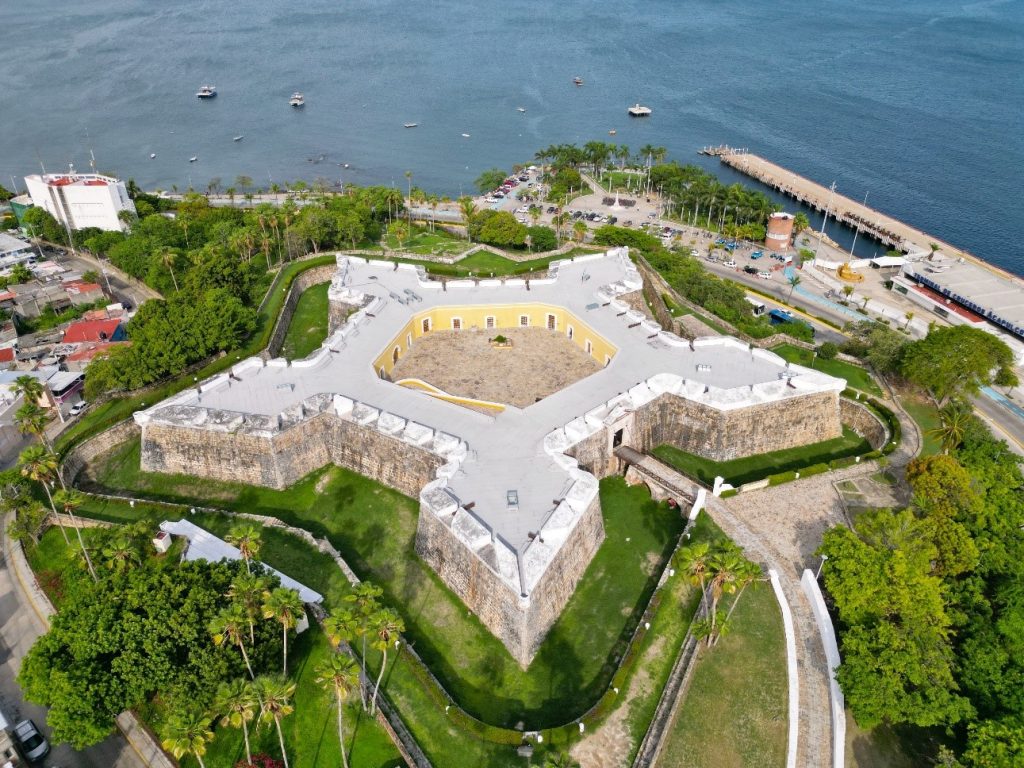 Fuerte de San Diego: Una fortaleza colonial, hoy museo, que narra la historia marítima y militar de Acapulco.