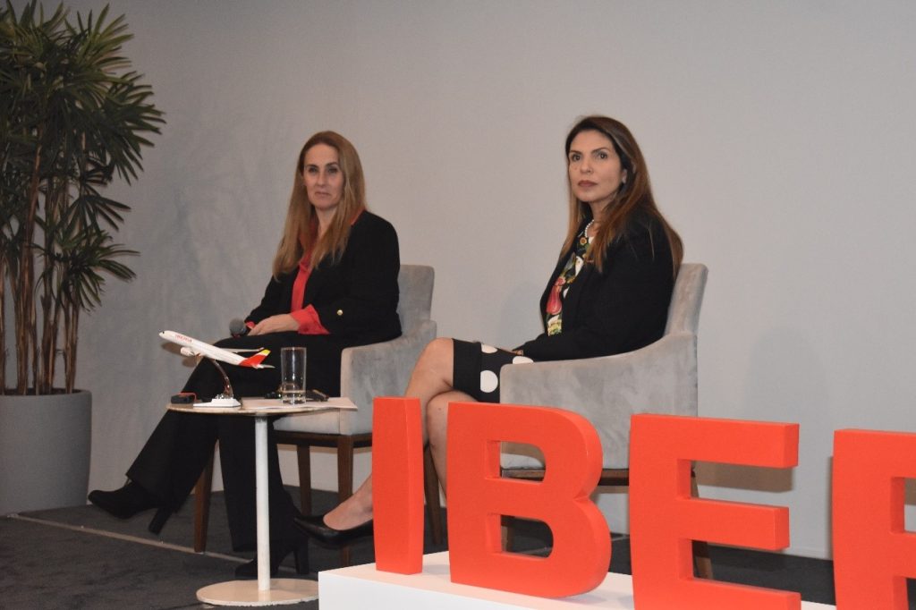 Marina Colunga acompañada de Neiyarit López, Country Manager de Iberia en México.