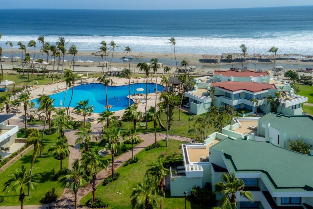 Palacio Mundo Imperial cuenta con 6 albercas, incluyendo una alberca de olas y otra solo para adultos.