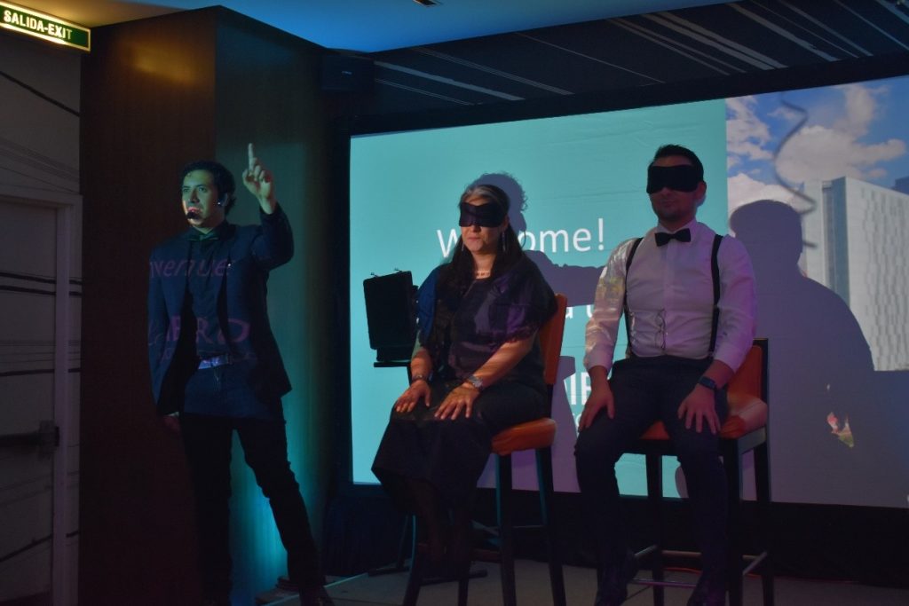 El evento inspirado en los años 20's, sorprendió a los invitados con un show de ilusionismo.