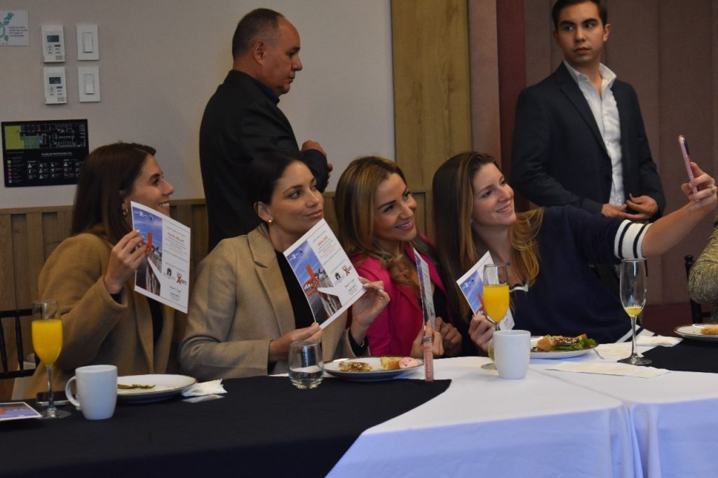 Agentes de viajes especializados en cruceros durante graduación “Celebrity Xperts”.