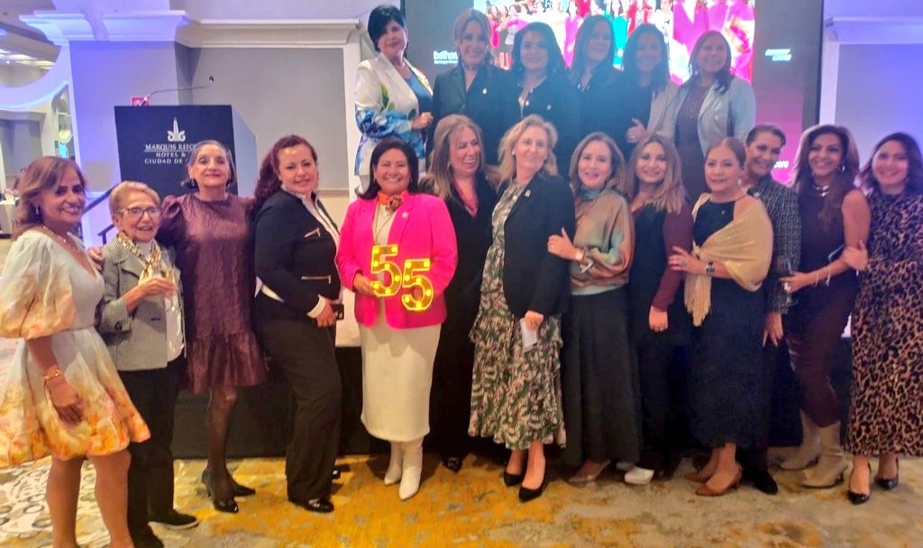 La celebración incluyó un número artístico y un brindis conmemorativo.