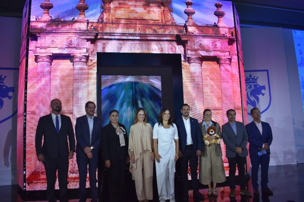 León llegó a la capital del país para presentar “Viva León 450”.