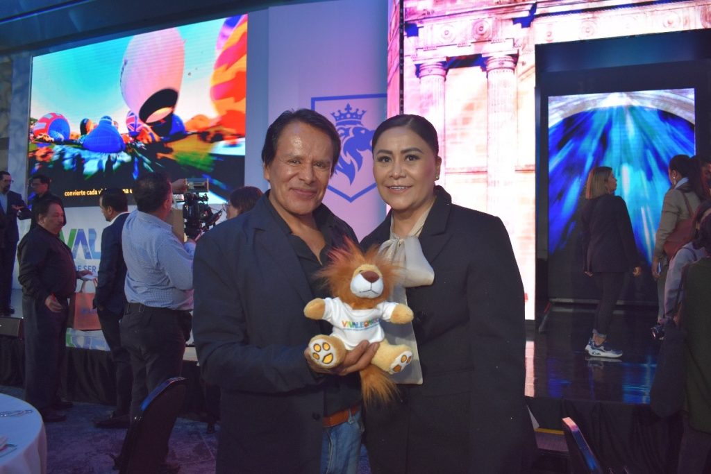 Juan Enríquez Olguín y Yazmín Quiroz López, directora de Turismo de León.