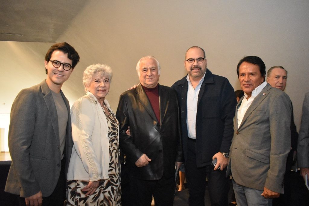 La presentación del libro contó con la presencia de Whalfred Castro y Daniel Morales de la aerolínea Viva.