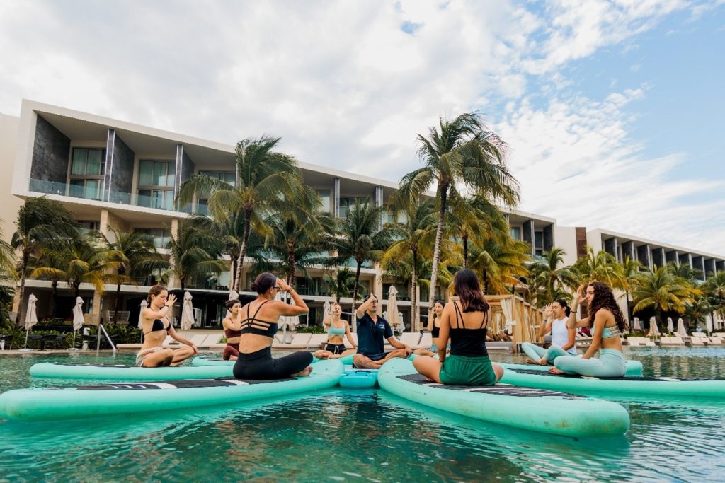 Invitadas participaron en una sesión de paddle yoga en TRS Coral Hotel.
