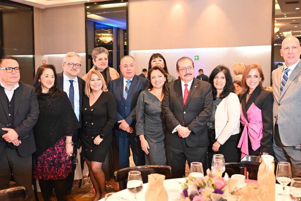 Claudia González acompañada de socios Skal durante su toma de protesta.