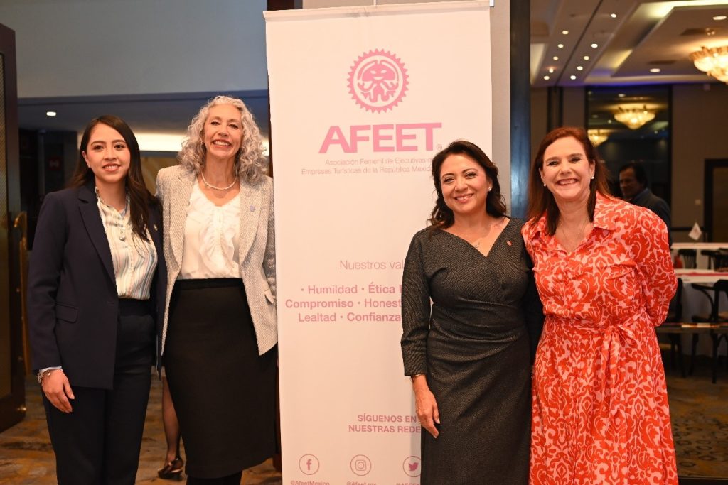 Claudia González presidente de AFEET Nacional 2026 acompañada de asociadas.