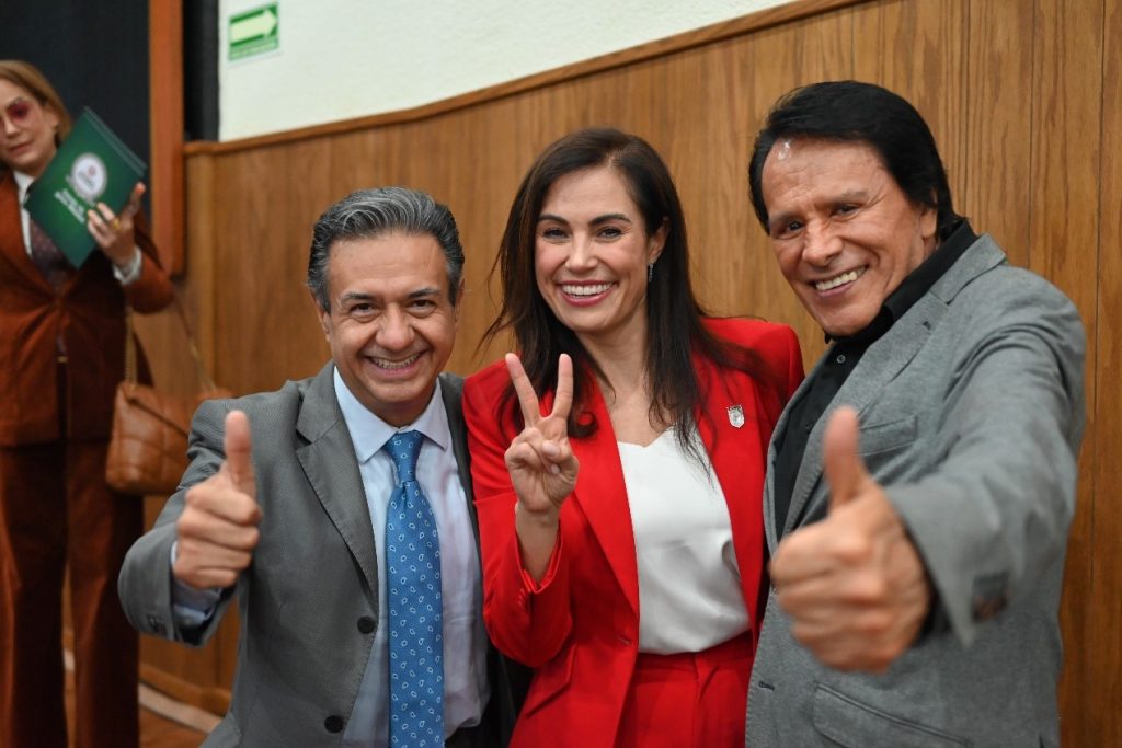 Enríquez Avilés, Alejandra Gutiérrez Campos y Juan Enríquez.