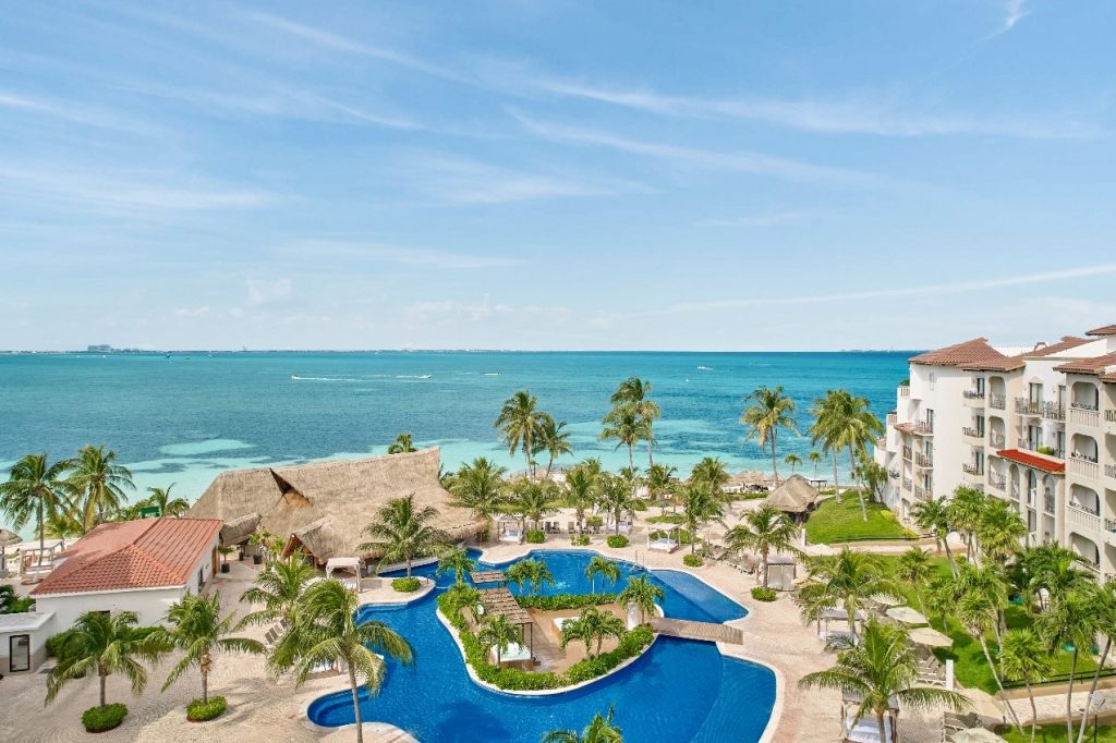 El estilo mexicano de Fiesta Americana Cancún Villas con su tradicional arquitectura y su atmósfera relajada.